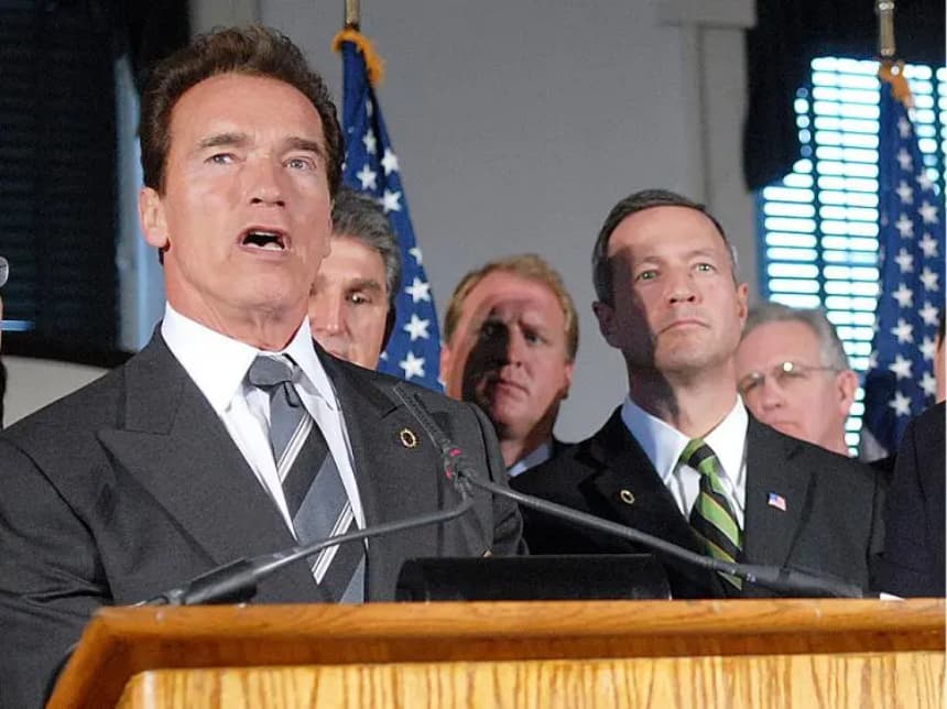 El entonces gobernador de California, Arnold Schwarzenegger, y el entonces gobernador de Pensilvania, Ed Rendell (republicano), responden a preguntas tras reunirse con los senadores Barack Obama y Joe Biden, el 2 de diciembre de 2008. Schwarzenegger, que dejó el cargo en 2011, fue el último gobernador republicano de California. Desde entonces, los demócratas han mantenido una mayoría cualificada en el estado. (William Thomas Cain/Getty Images)