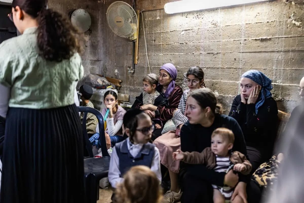Judíos ultraortodoxos se refugian en un búnker en Bnei Brak, en el centro de Israel, el 6 de abril de 2026. (Ilia Yefimovich / AFP vía Getty Images)