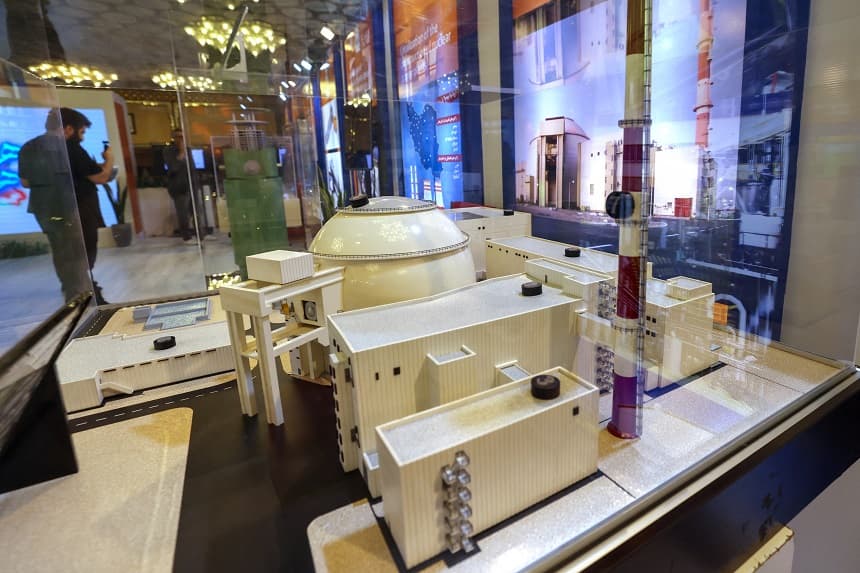Esta imagen muestra una réplica de la central nuclear iraní de Bushehr en una exposición celebrada en el marco de la Conferencia Internacional sobre Ciencia y Tecnología Nuclear, que tuvo lugar en Isfahán el 6 de mayo de 2024. (ATTA KENARE/AFP vía Getty Images)
