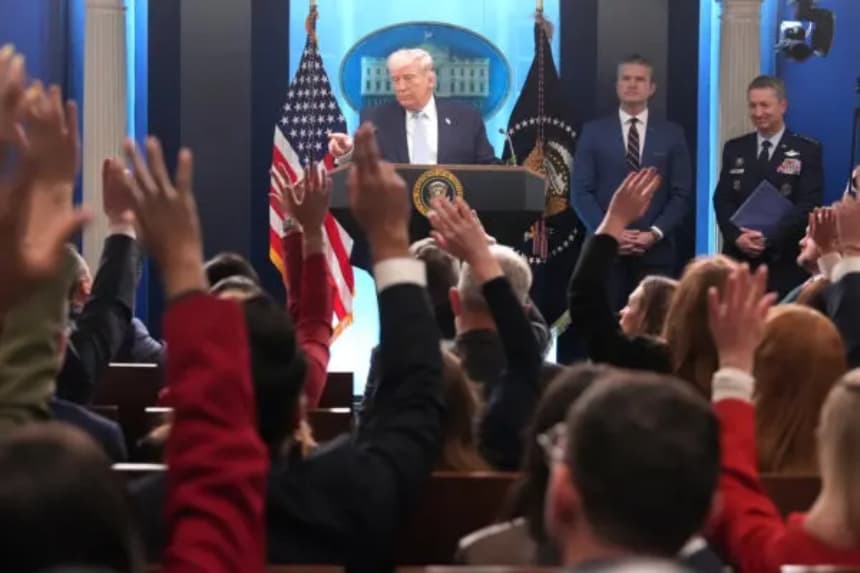 El presidente Donald Trump habla con los periodistas durante una rueda de prensa en la Sala de Prensa James Brady, en presencia del secretario de Guerra Pete Hegseth y del presidente del Estado Mayor Conjunto, el general Dan Caine, en la Casa Blanca, el 6 de abril de 2026. (Mark Schiefelbein/AP Photo)
