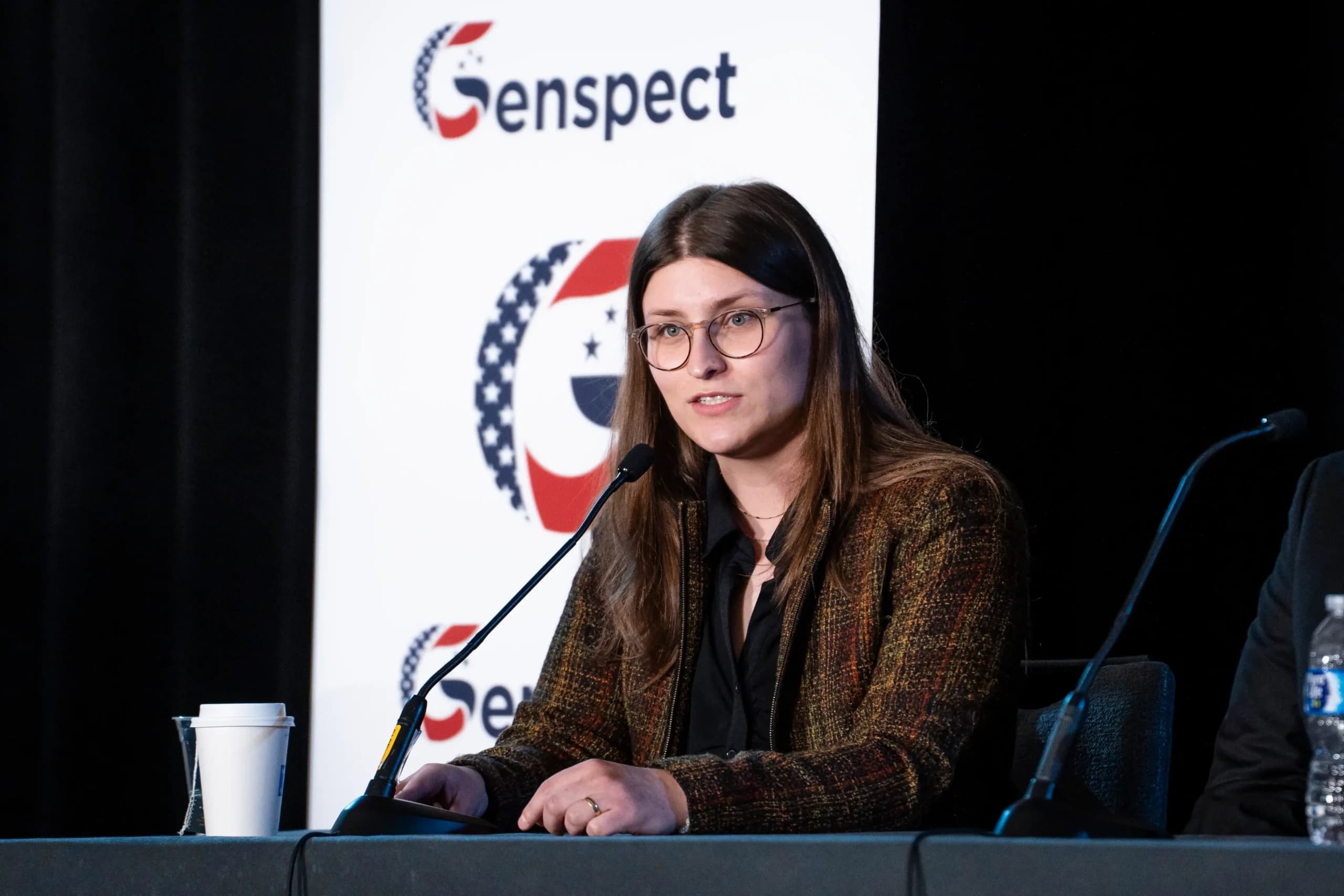 <em>Soren Aldaco, quien se sometió a una detransición, habla durante el evento "Genspect: Vida más allá de la transición" en Washington el 12 de marzo de 2026. Aldaco demandó a sus médicos por negligencia médica tras recibir tratamiento hormonal y someterse a una cirugía. (Madalina Kilroy/The Epoch Times).</em>