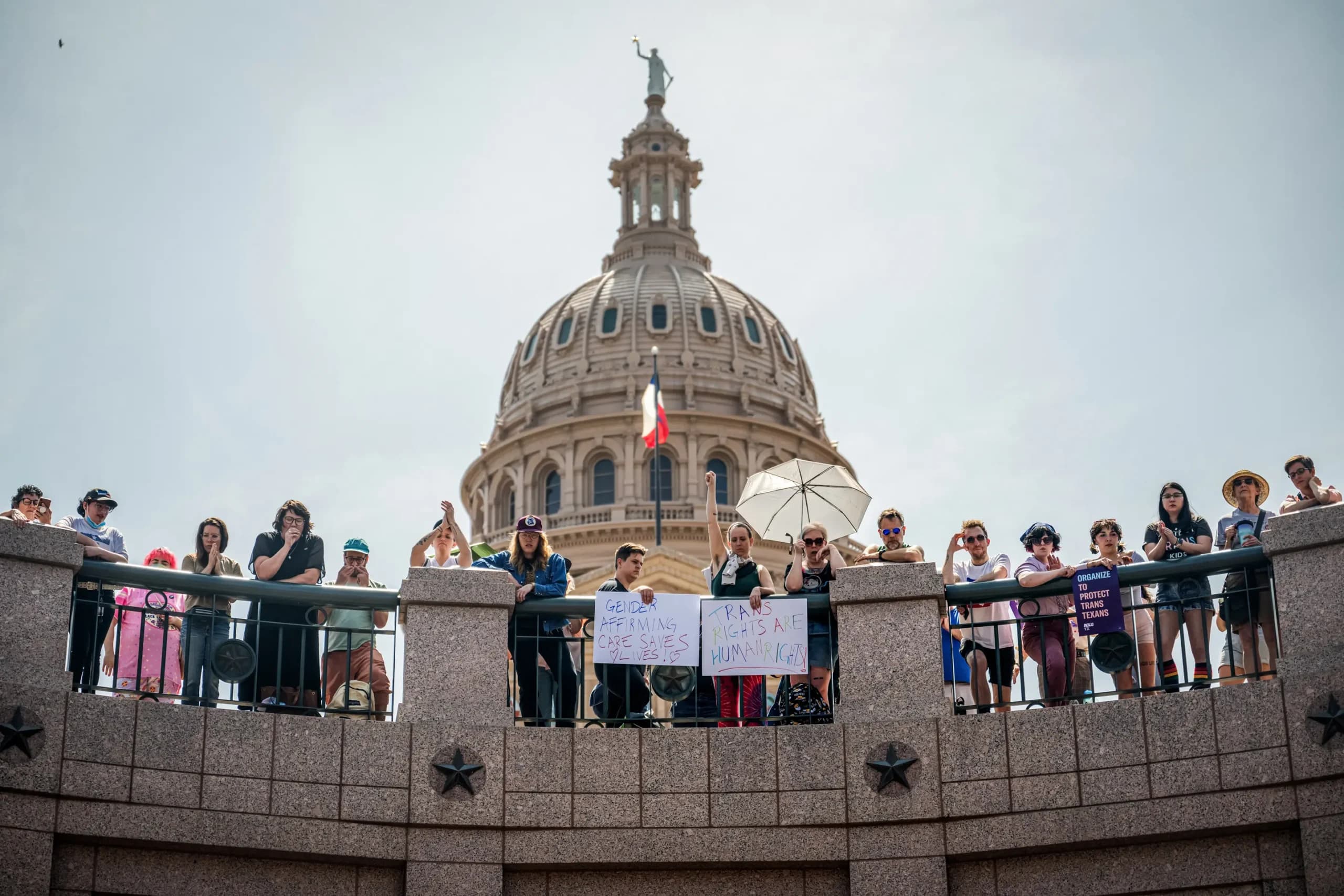 <em>Personas protestan contra una ley que busca limitar los procedimientos médicos relacionados con el género en menores de edad en el Capitolio del Estado de Texas en Austin, Texas, el 27 de marzo de 2023. (Brandon Bell/Getty Images).</em>