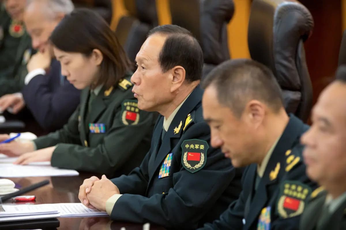 El ministro de Defensa chino, Wei Fenghe (centro), conversa con el secretario de Defensa de EE. UU., Jim Mattis (no aparece en la imagen), durante su reunión en el edificio Bayi de Beijing el 27 de junio de 2018. (Mark Schiefelbein/AFP vía Getty Images).