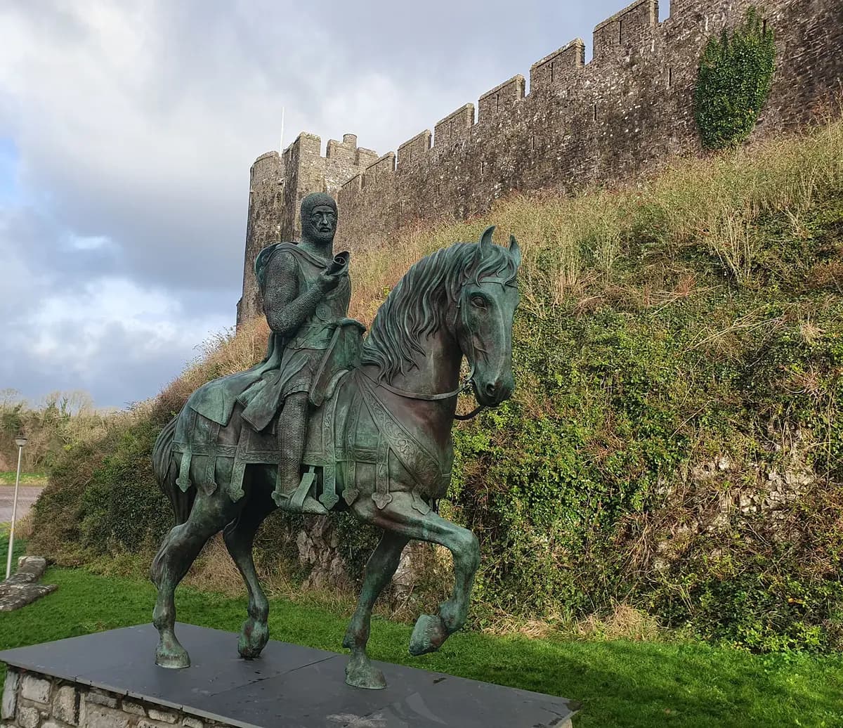 Una estatua de William Marshal frente al castillo de Pembroke en Pembroke, Gales. (Poupipouw/CC0 1.0)