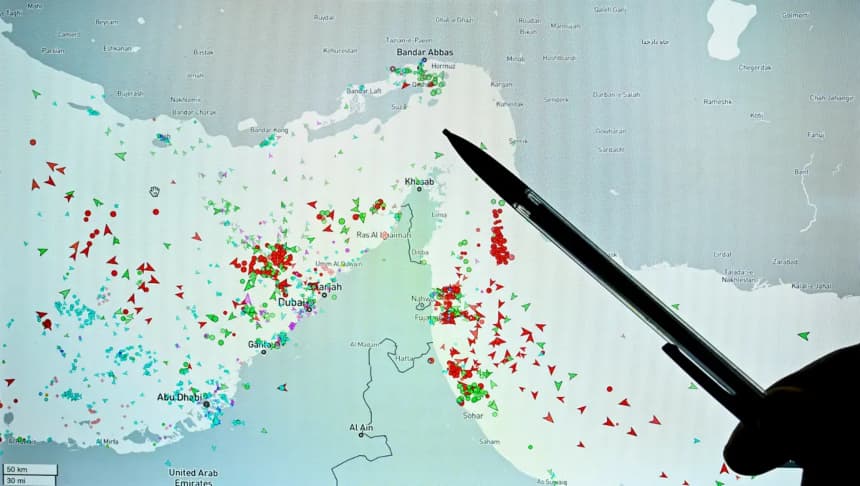 Una persona señala una página del sitio web Marinetraffic que muestra el tráfico de barcos comerciales en el estrecho de Ormuz, cerca de la costa iraní, el 4 de marzo de 2026. (Julien de Rosa/AFP vía Getty Images)