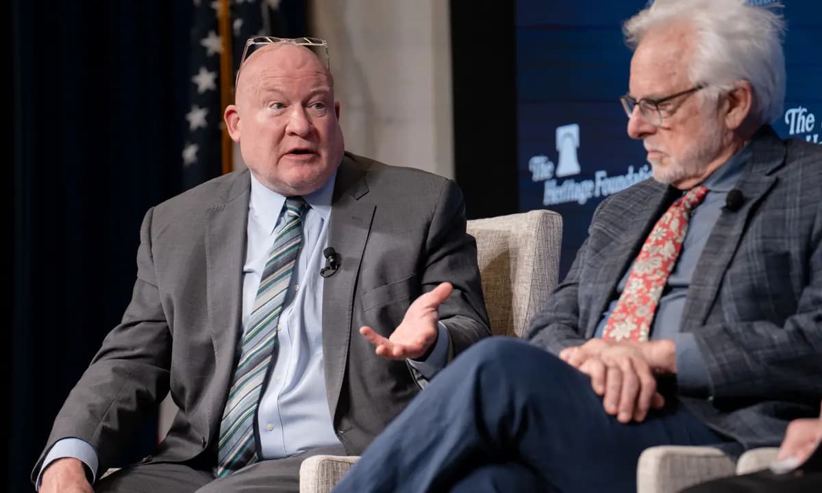 <em>El autor y periodista de investigación Ethan Gutmann (izquierda) habla sobre el sistema de extracción forzada de órganos del régimen comunista chino en un evento de la Heritage Foundation en Washington el 7 de abril de 2026. (Irene Luo/The Epoch Times).</em>