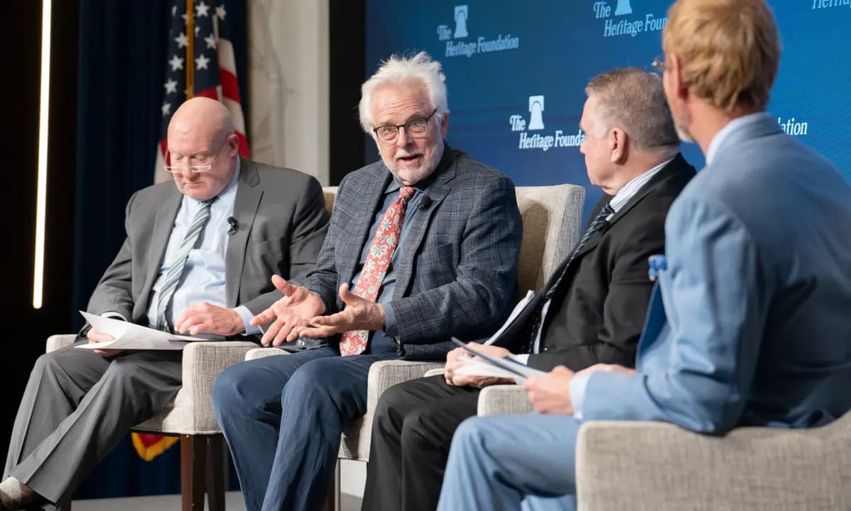 <em>Wesley Smith (C) habla sobre el sistema de extracción forzada de órganos del régimen comunista chino en un evento de la Heritage Foundation en Washington el 7 de abril de 2026. (Irene Luo/The Epoch Times).</em>