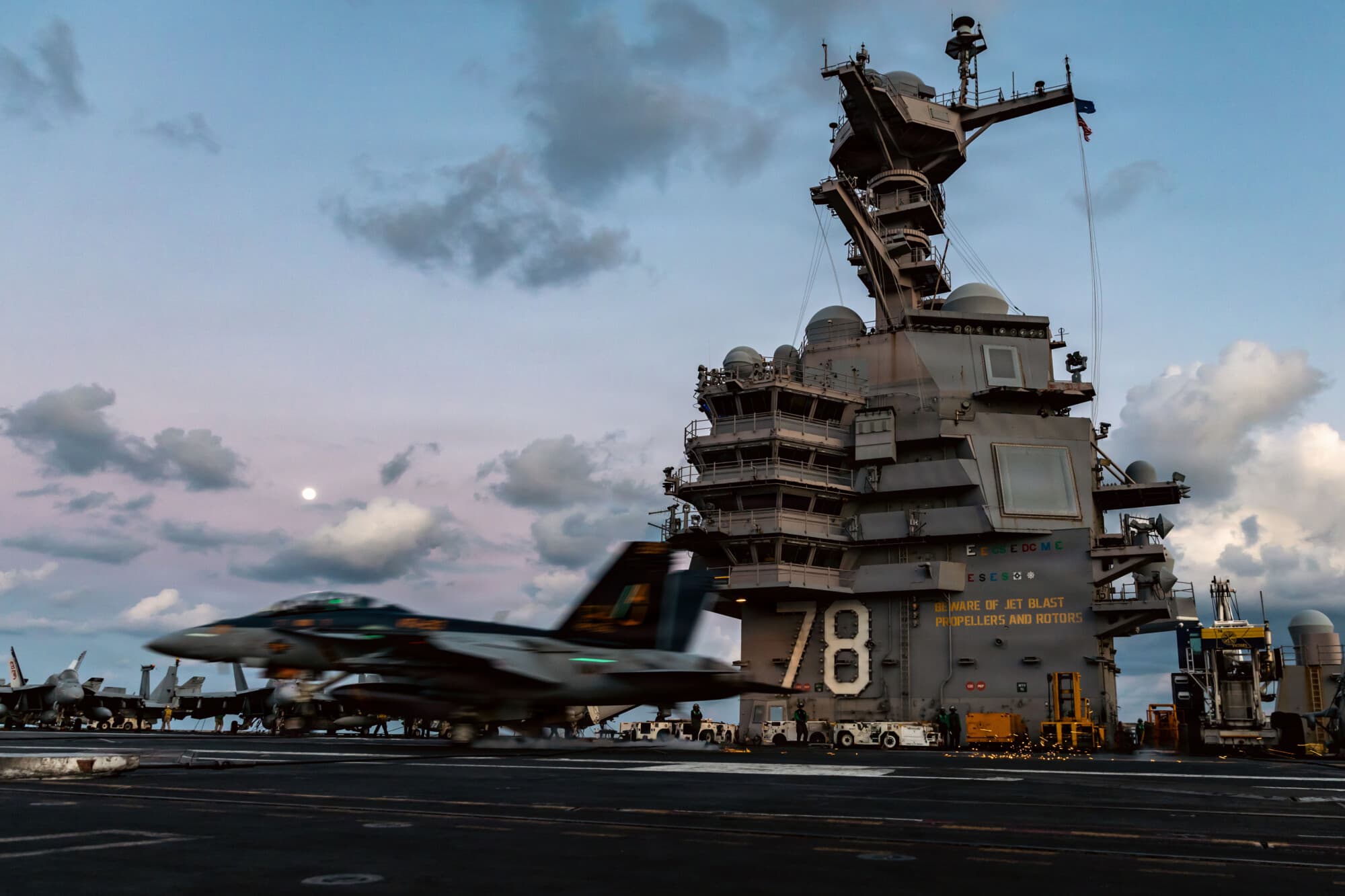 Un avión F/A-18F Super Hornet, adscrito al Escuadrón de Cazas de Ataque 213, aterriza en la cubierta de vuelo del portaaviones más grande del mundo, el USS Gerald R. Ford (CVN 78), mientras participa en la Operación Epic Fury el 2 de marzo de 2026 en el mar Mediterráneo. Armada de los Estados Unidos a través de Getty Images)