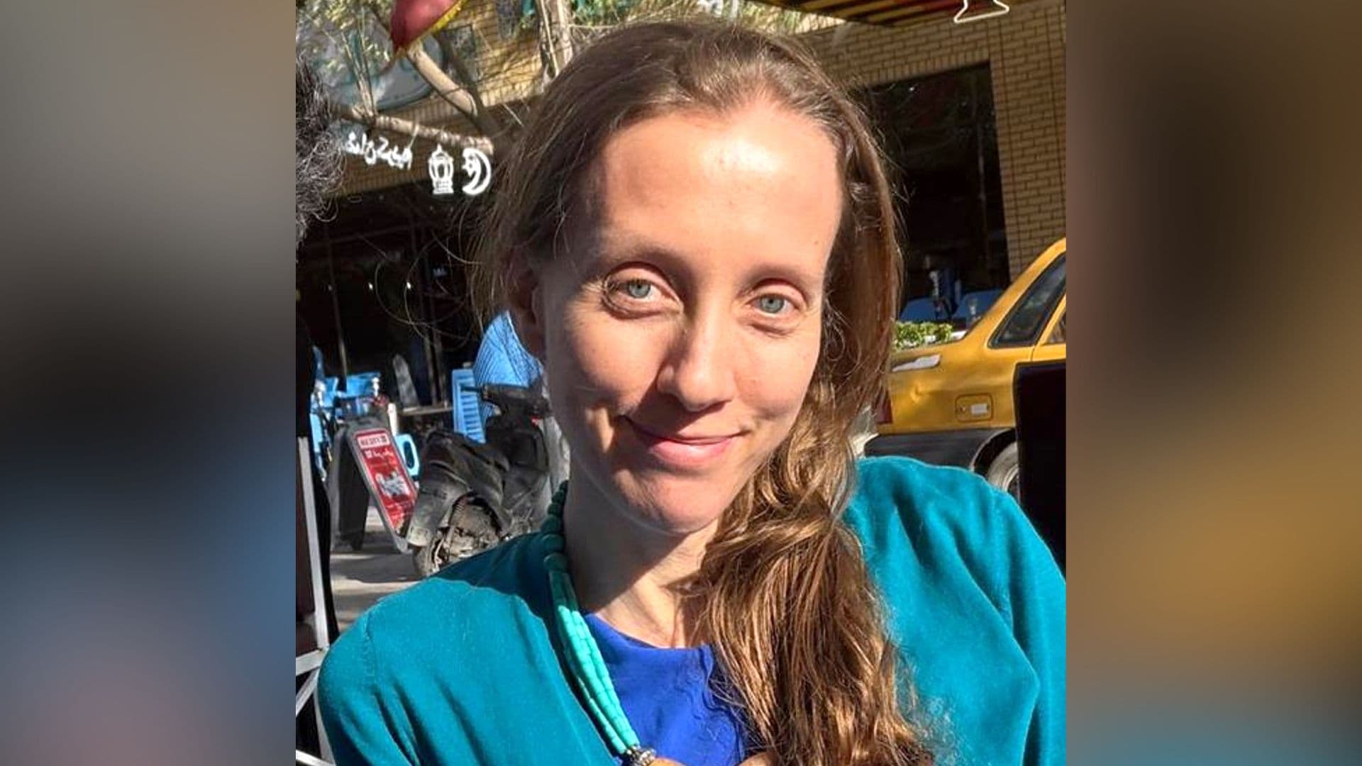 La periodista estadounidense Shelly Kittleson posa para una foto con el móvil en una cafetería de Bagdad, Irak, el 30 de marzo de 2026. (Foto AP)