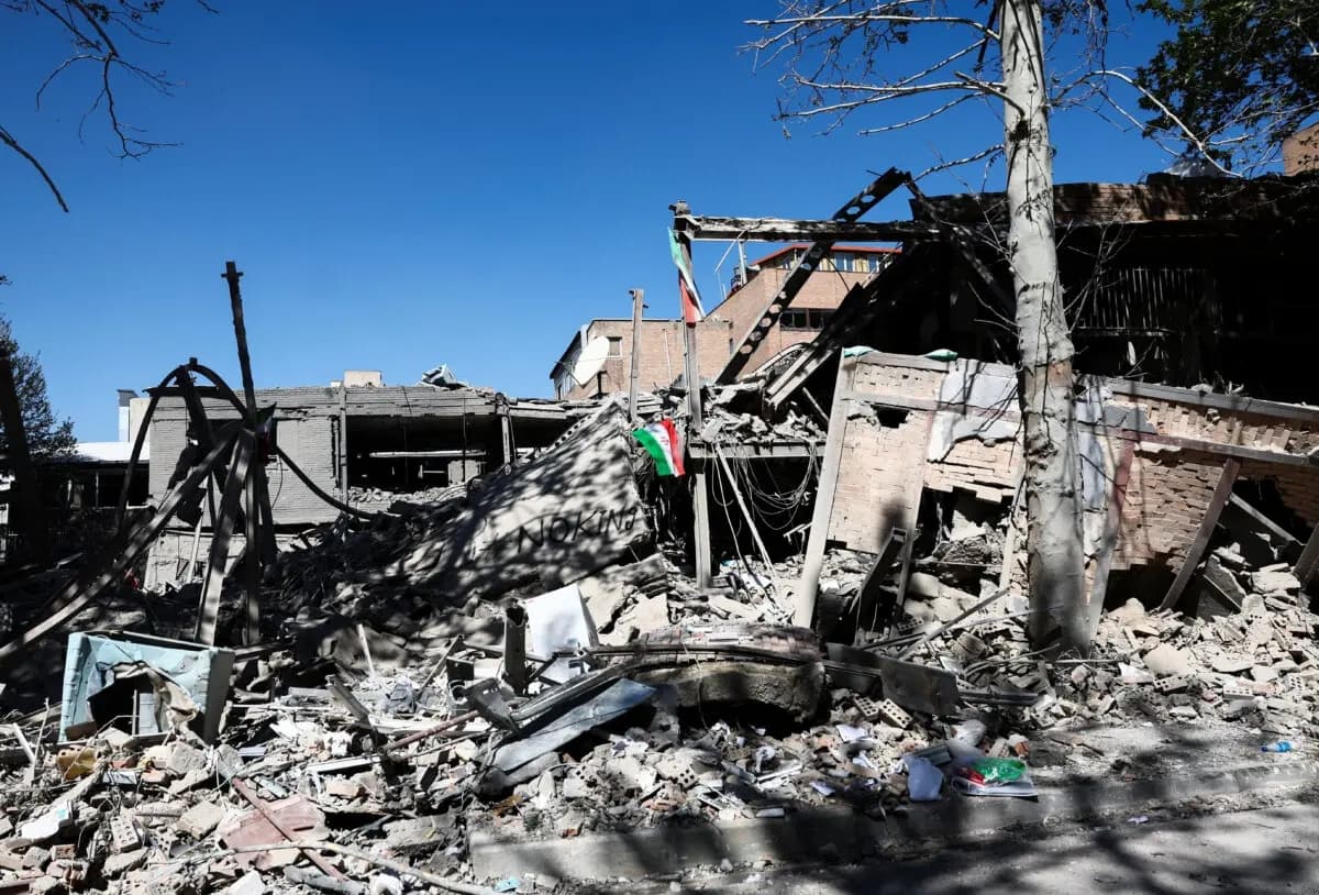 Una bandera iraní yace entre los escombros de un edificio de la Universidad Tecnológica Sharif, que resultó dañado en un ataque, en medio del conflicto entre Estados Unidos e Israel con Irán, en Teherán, Irán, el 7 de abril de 2026. (Majid Asgaripour/WANA (West Asia News Agency) vía Reuters)