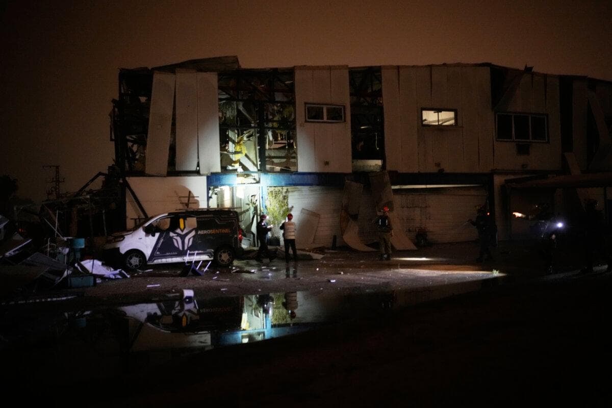 Equipos de rescate inspeccionan un lugar alcanzado por un misil iraní en Petah Tikva, Israel, el 2 de abril de 2026. (Ohad Zwigenberg/AP)
