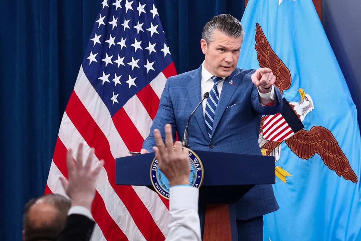 El secretario de Defensa de Estados Unidos, Pete Hegseth, ofrece una rueda de prensa en la sala de prensa del Pentágono, tras el anuncio de un alto el fuego de dos semanas en la guerra con Irán, en el Pentágono, Washington, el 8 de abril de 2026. (Kevin Lamarque/Reuters).
