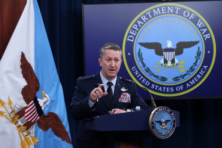 El presidente del Estado Mayor Conjunto, el general Dan Caine, habla durante una rueda de prensa en el Pentágono, en Arlington (Virginia), el 2 de marzo de 2026. (Alex Wong/Getty Images)