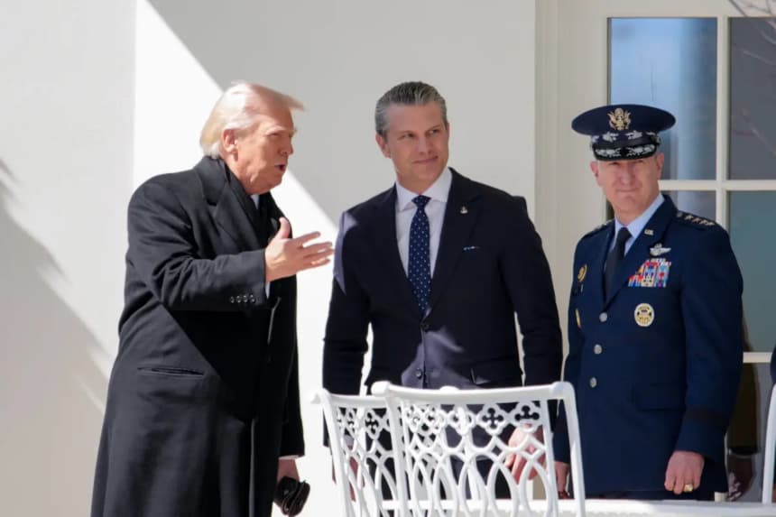 El presidente de EE. UU., Donald Trump, acompañado por el secretario de Guerra de EE. UU., Pete Hegseth, y el jefe del Estado Mayor Conjunto, el general Dan Caine, en la Casa Blanca, el 18 de marzo de 2026. (Andrew Harnik/Getty Images)