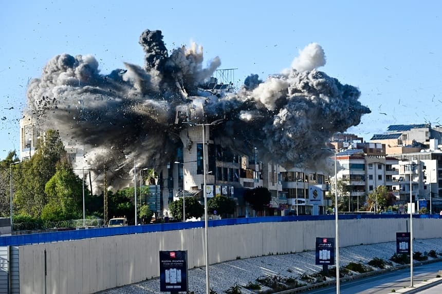 Un ataque israelí contra un edificio situado junto a la autopista que conduce al aeropuerto internacional de Beirut, el 31 de marzo de 2026. (Fadel Itani/AFP vía Getty Images)