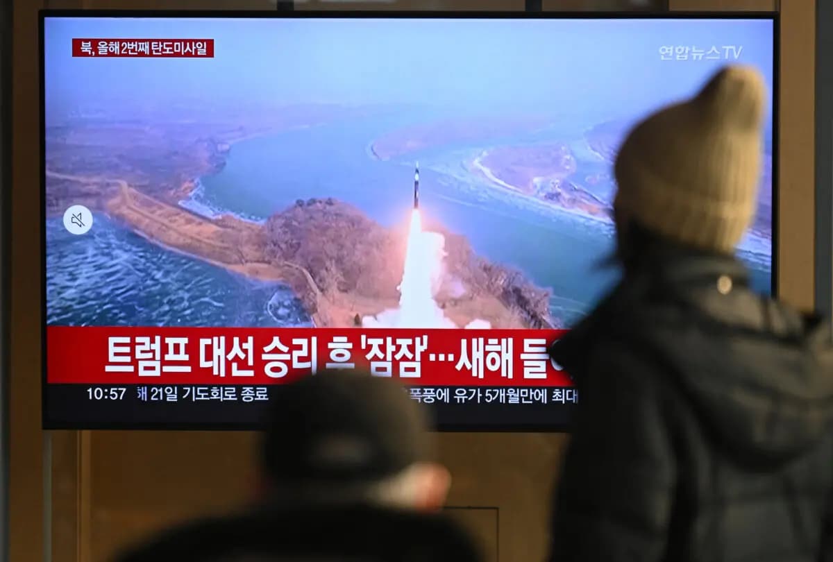 Varias personas observan una pantalla de televisión en la que se emite un noticiario con imágenes de archivo de un ensayo de misiles norcoreano, en una estación de tren de Seúl el 14 de enero de 2025. (Jung Yeon-Je, AFP vía Getty Images).