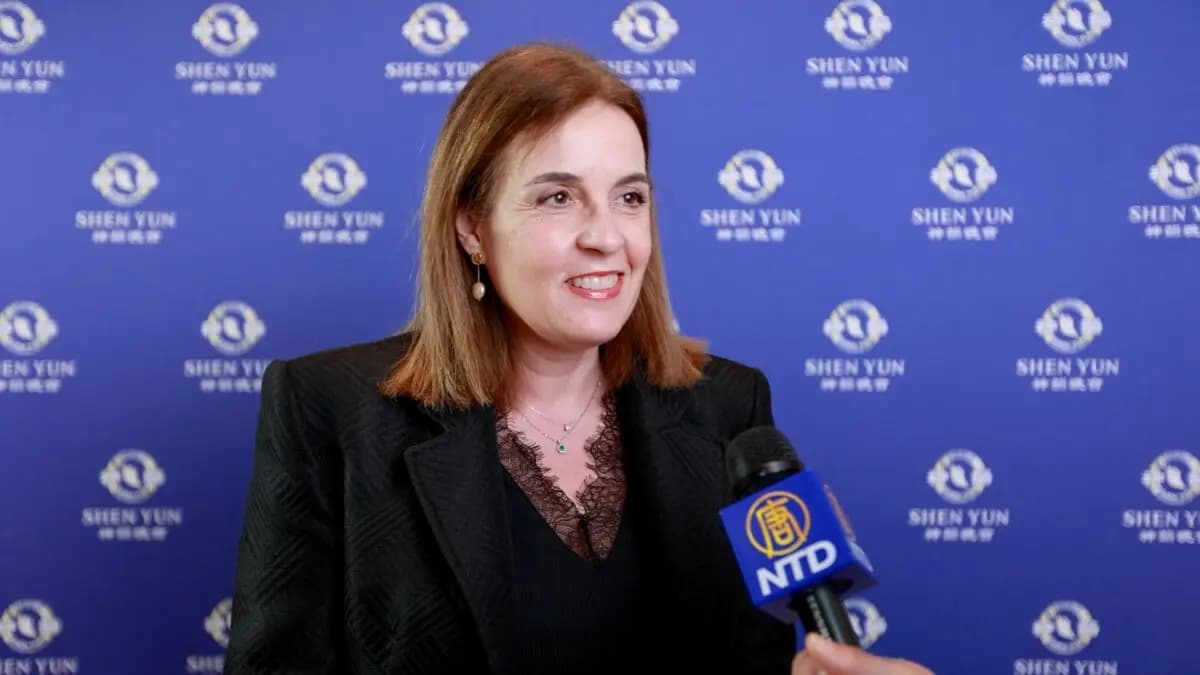 <em>Luz Marina Lorenzo en la función de Shen Yun Performing Arts en el Auditorio Víctor Villegas de Murcia, España, el 28 de marzo de 2026. (NTD)</em>