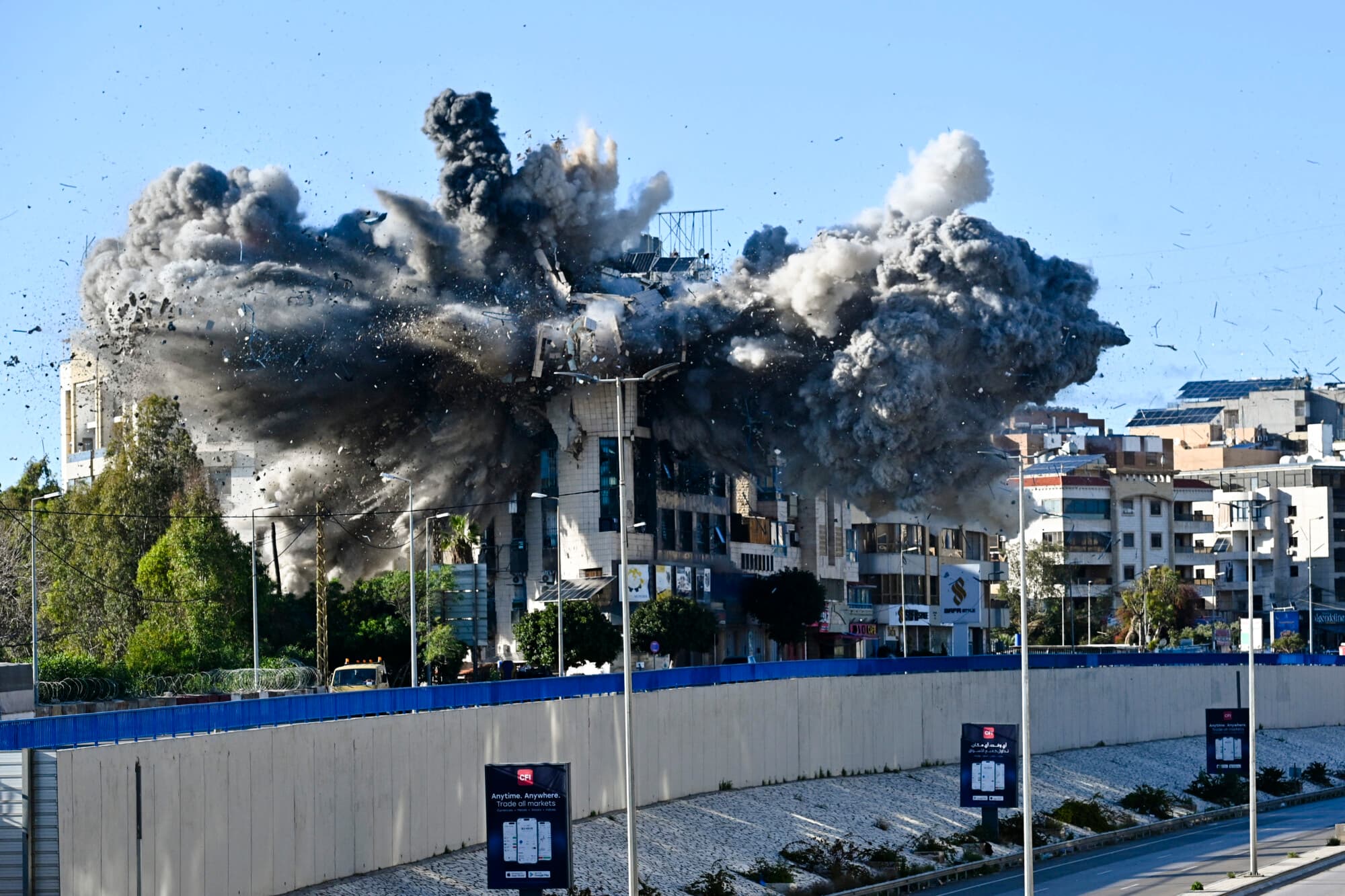 Un ataque israelí contra un edificio adyacente a la autopista que conduce al aeropuerto internacional de Beirut el 31 de marzo de 2026. (Fadel Itani/AFP vía Getty Images)