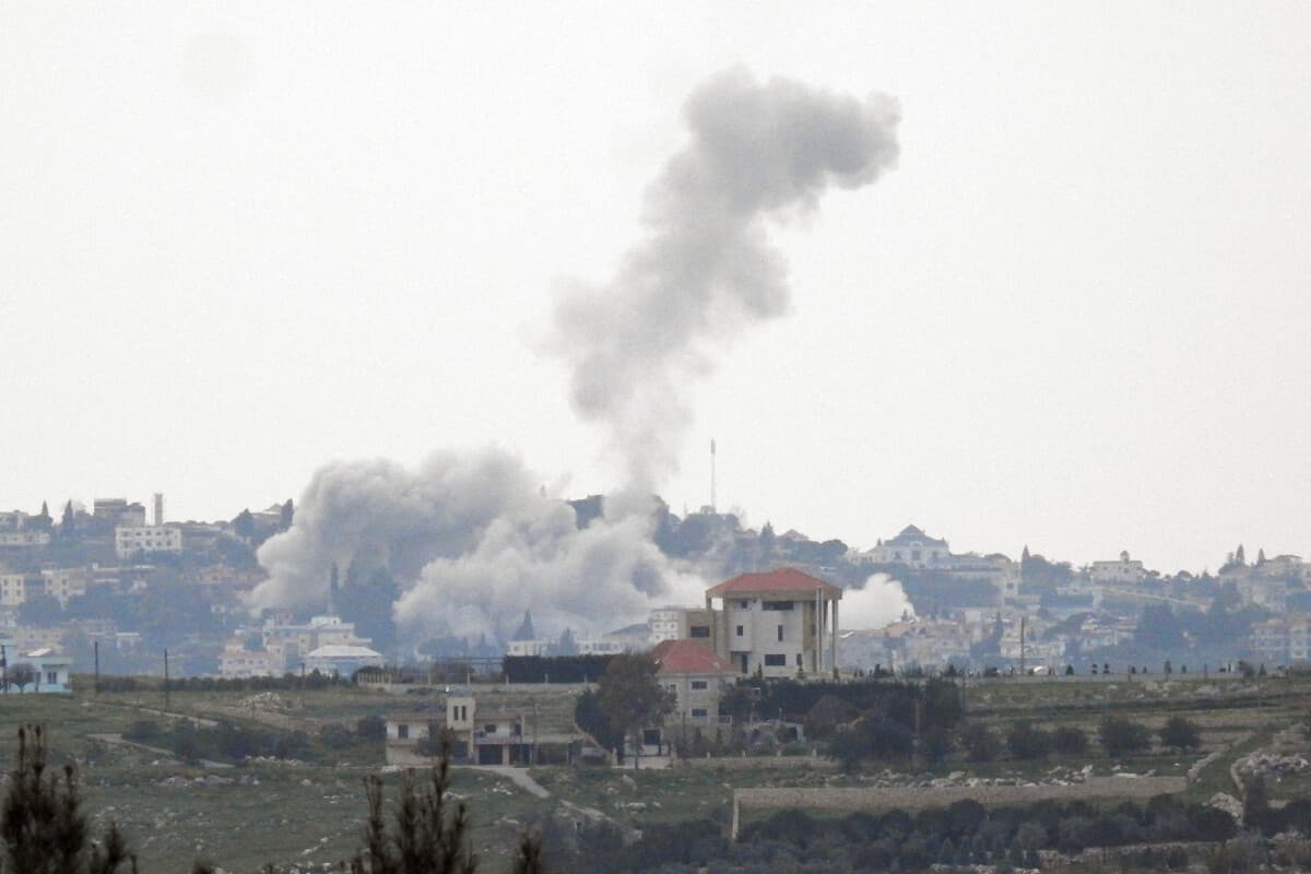 El humo se eleva tras un ataque israelí, en medio de la escalada de hostilidades entre Israel y Hezbolá, mientras continúa la guerra de Irán, en el sur del Líbano el 28 de marzo de 2026. (Stringer/Reuters)