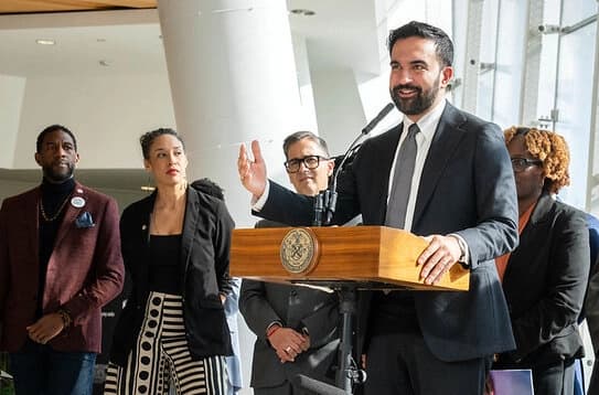 <em>El alcalde de Nueva York, Zohran Mamdani, presenta su Plan Preliminar de Equidad Racial para toda la ciudad (REP) y la primera Medida del Costo Real de Vida (TCOL) de la ciudad de Nueva York desde el Medgar Evers College en Brooklyn, Nueva York, el 6 de abril de 2026. (Ed Reed/Oficina de Fotografía de la Alcaldía).</em>