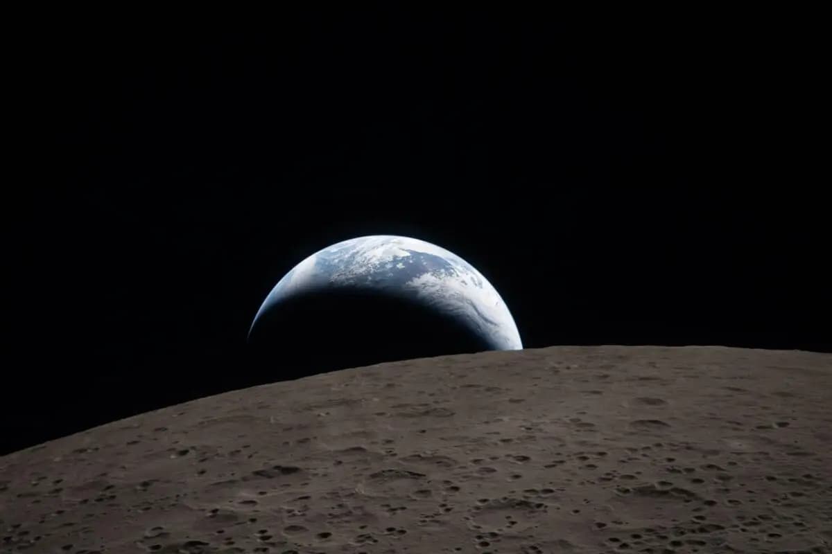 Tierra capturada a través de la ventana de la nave espacial Orión a las 6:41 pm. ET el 6 de abril de 2026, durante el sobrevuelo de la Luna de la tripulación del Artemis II. (Cortesía de la NASA)