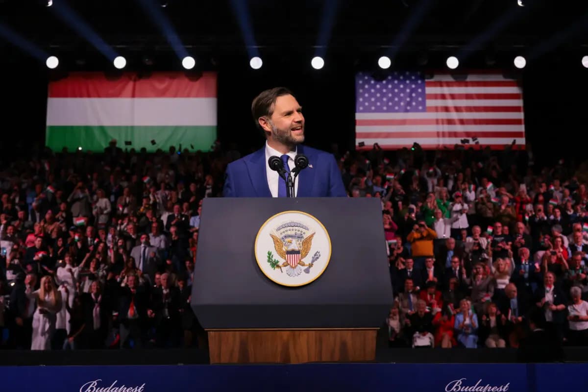 El vicepresidente de EE. UU., JD Vance, interviene en un acto con motivo del Día de la Amistad junto al primer ministro húngaro, Viktor Orbán, en Budapest, Hungría, el 7 de abril de 2026. (Jonathan Ernst/Pool Photo vía AP).