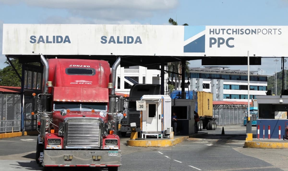 Un camión pasa por la puerta de entrada del puerto de Panama Ports Company en Ciudad de Panamá el 30 de enero de 2026. (Aris Martinez/Reuters).