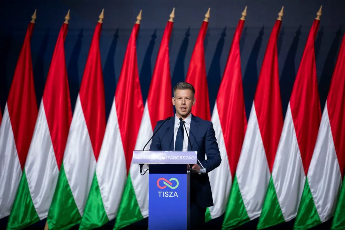 Péter Magyar, líder del Partido Tisza, de la oposición, que se enfrentará al primer ministro Viktor Orbán en las elecciones nacionales del 12 de abril, interviene durante el acto de inicio de la campaña del partido en Budapest, Hungría, el 15 de febrero de 2026. (Foto AP/Denes Erdos).