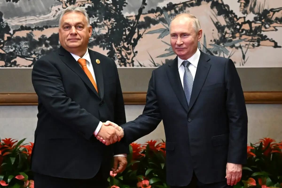 El presidente ruso, Vladímir Putin (a la derecha), y el primer ministro húngaro, Viktor Orbán, antes de sus conversaciones al margen del Foro de la Franja y la Ruta, celebrado en Beijing el 17 de octubre de 2023. (Grigory Sysoyev/Sputnik, foto del grupo de prensa del Kremlin vía AP).