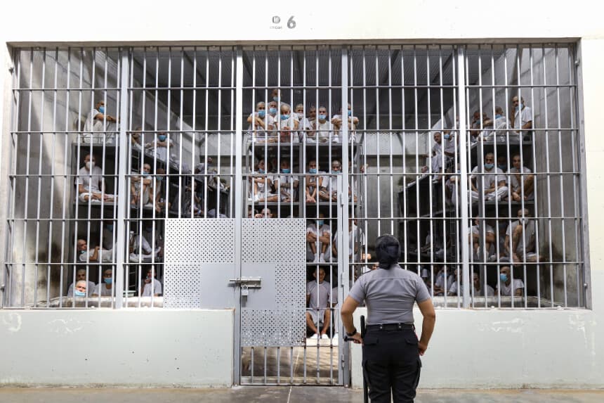 Bukele ofrece a Petro trasladar toda la población carcelaria salvadoreña a Colombia