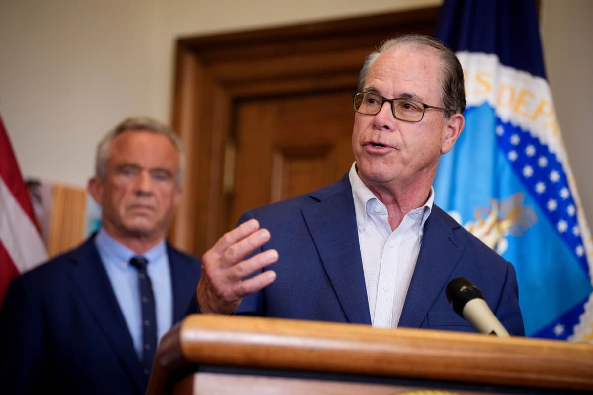 <em>El gobernador de Indiana, Mike Braun, pronuncia un discurso en el edificio Whitten del Departamento de Agricultura de los Estados Unidos en Washington el 10 de junio de 2025. (Andrew Harnik/Getty Images).</em>