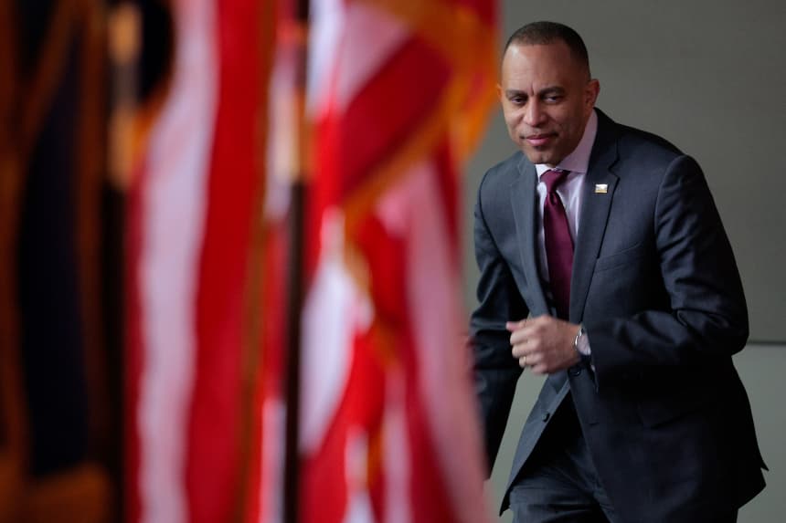 El líder de la minoría en la Cámara de Representantes, Hakeem Jeffries (DN.Y.), ofrece una conferencia de prensa en Washington, el 19 de marzo de 2026. (Chip Somodevilla/Getty Images)