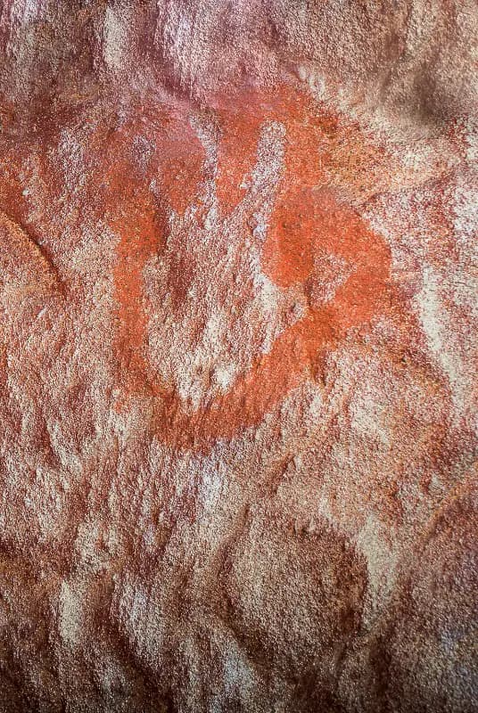 Réplica de la cueva de Maltravieso con huellas de manos de cuatro dedos de neandertales, Cáceres, España (WH_Pics/Shutterstock.com)