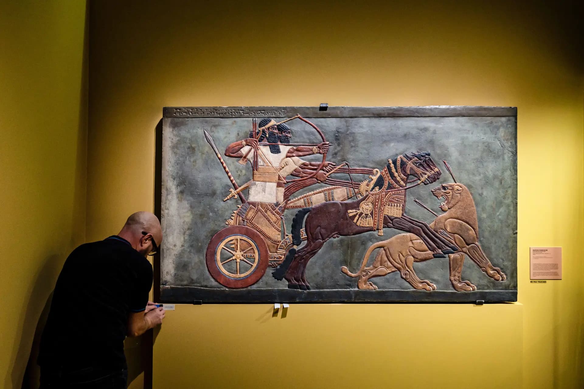 Un empleado de la cueva Chauvet 2 prepara los últimos detalles en la víspera de la inauguración de la exposición "De leones y hombres. Mitos felinos: 400 siglos de fascinación", en Vallon Pont d'Arc, en el departamento de Ardèche, al sur de Lyon, Francia, el 4 de abril de 2019. (Jeff Pachoud/AFP vía Getty Images)