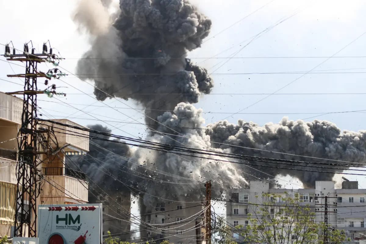 Humo y escombros se elevan tras el impacto de un ataque aéreo israelí en un edificio de la zona de Abbasiyeh, en las afueras de la ciudad de Tiro, al sur del Líbano, el 8 de abril de 2026. (Kawnat Haju/AFP vía Getty Images)