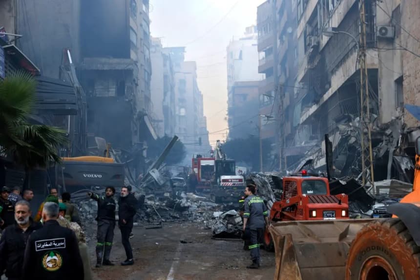 Los equipos de rescate buscan personas tras un ataque israelí que alcanzó un edificio residencial en el barrio de Corniche al Mazraa, en Beirut (Líbano), el 8 de abril de 2026. (Daniel Carde/Getty Images)