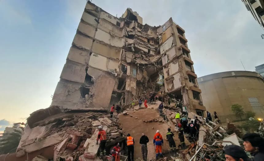 Socorristas y residentes se reúnen en el lugar de un ataque aéreo israelí en el barrio de Tallet al-Khayyat de Beirut, Líbano, el 8 de abril de 2026. (Fadel Itani/AFP vía Getty Images)