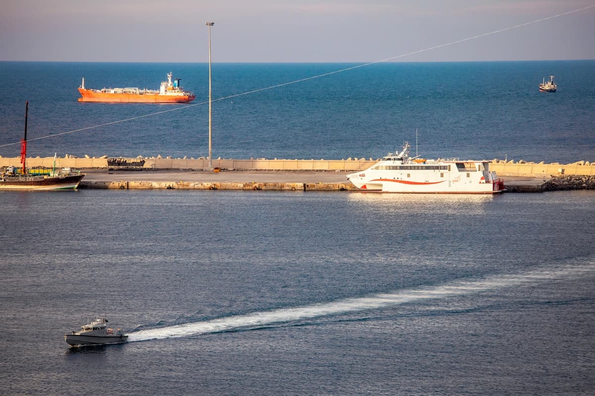Una lancha rápida de la policía patrulla el puerto mientras los petroleros y las embarcaciones de alta velocidad están ancladas cerca del Estrecho de Ormuz en Muscat, Omán, el 30 de marzo de 2026. (Elke Scholiers/Getty Images)