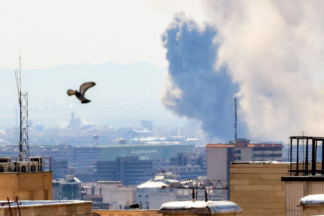 El humo se eleva tras los ataques contra Teherán, Irán, el 7 de abril de 2026. (Atta Kenare/AFP vía Getty Images)