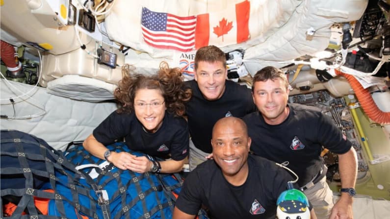 Astronautas de Artemis II se preparan para el reingreso y el amerizaje