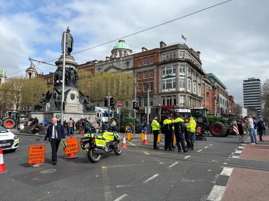 Agentes de policía se sitúan en la calle mientras unos tractores bloquean la calle O'Connell de Dublín, en Irlanda, el 8 de abril de 2026. (Conor Humphries/Reuters)