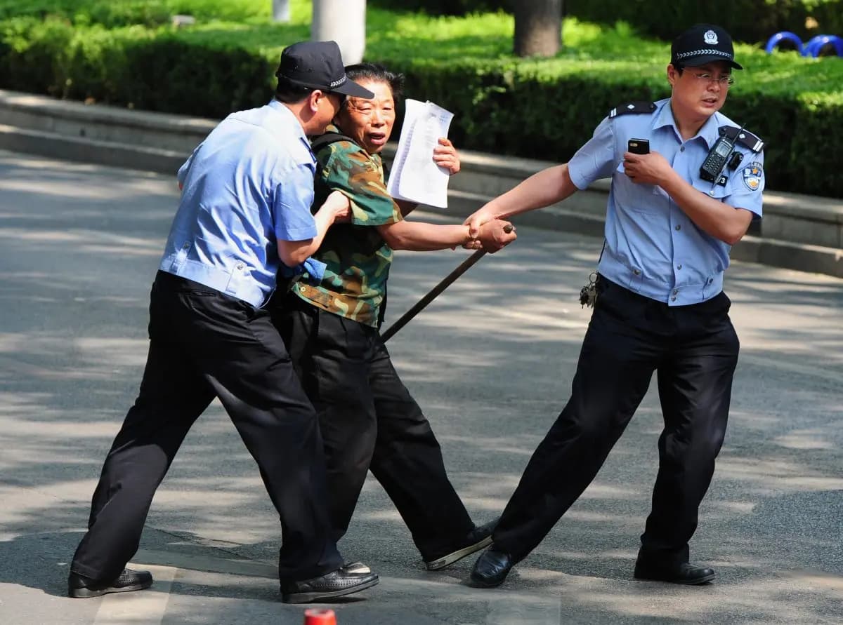 Un peticionario es detenido por la policía frente al Hospital Chaoyang, donde la gente protestaba por cuestiones médicas y de apropiación de tierras, en Beijing el 8 de mayo de 2012. (Mark Ralston/AFP/Getty Images)