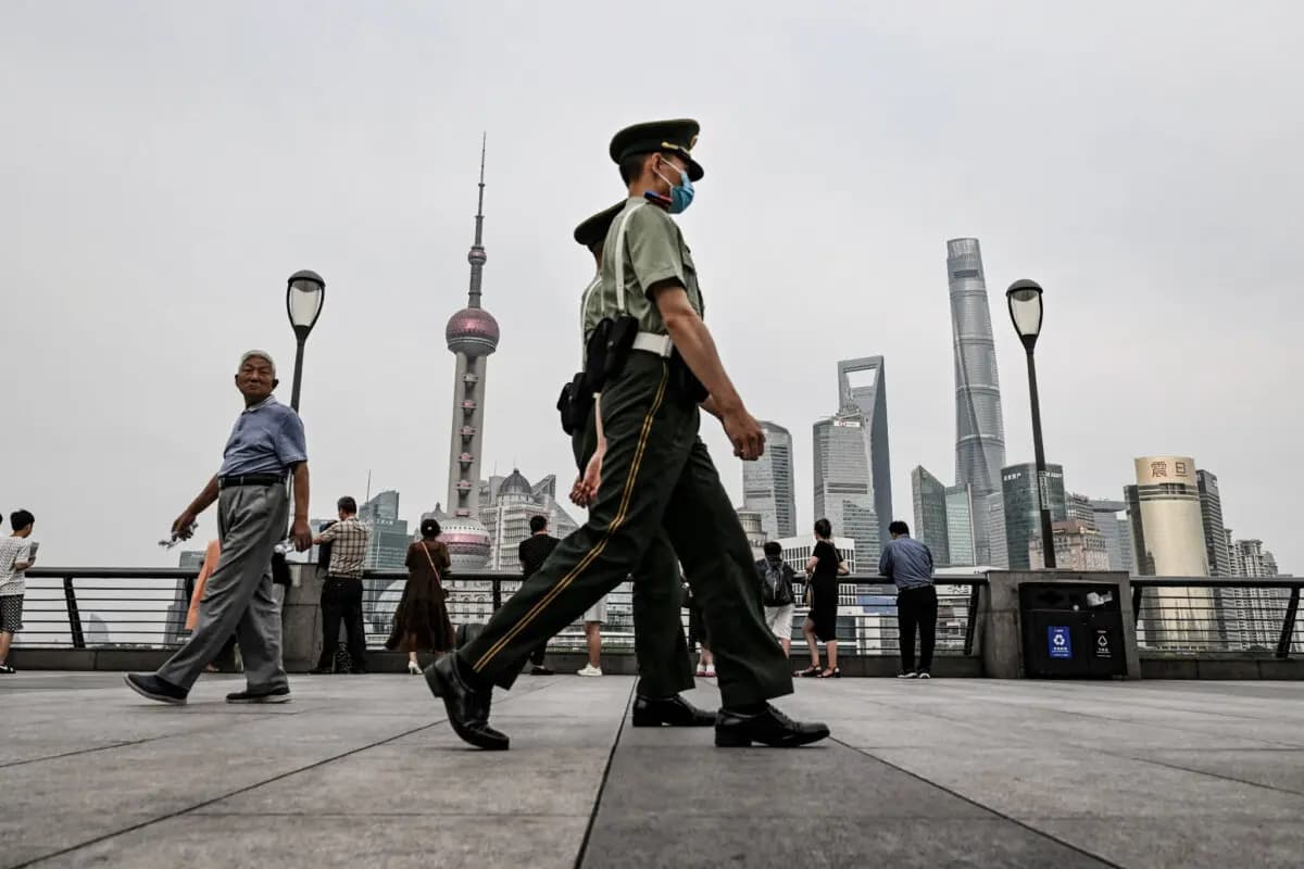La policía paramilitar china patrulla en Shanghai, China, el 15 de junio de 2023. (Héctor Retamal/AFP vía Getty)