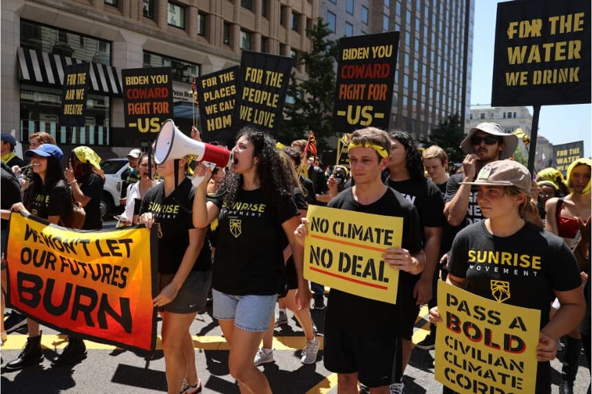 Organizados por el Movimiento Sunrise, cientos de jóvenes activistas climáticos marchan a la Casa Blanca para exigir que Estados Unidos El presidente Joe Biden trabaja para convertir el Green New Deal en ley en Washington, DC, el 28 de junio de 2021. (Chip Somodevilla/Getty Images)