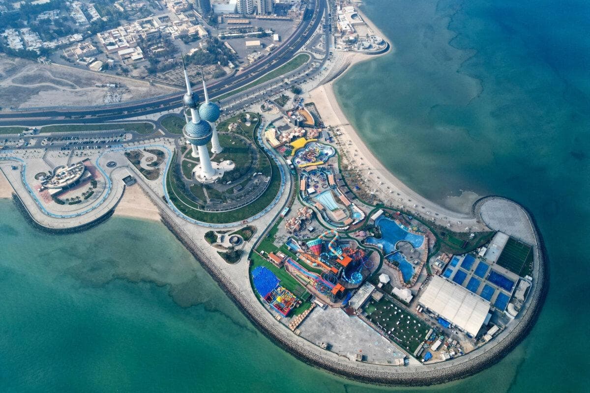 Esta vista aérea muestra las Torres de Kuwait y el Aqua Park en la ciudad de Kuwait el 22 de diciembre de 2025. (Yasser Al-Zayyat/AFP vía Getty Images)