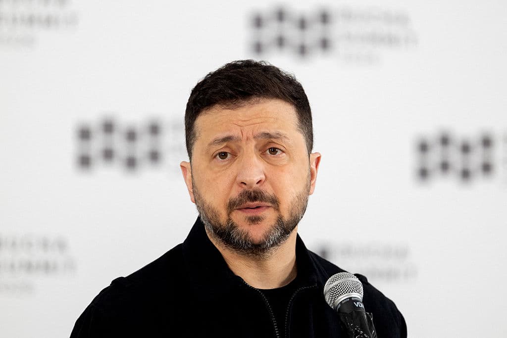El presidente de Ucrania, Volodímir Zelenski, se dirige a los medios de comunicación durante la Cumbre de Bucha, celebrada en Bucha el 31 de marzo de 2026, en medio de la invasión rusa de Ucrania. (Tetiana DZHAFAROVA / AFP vía Getty Images)
