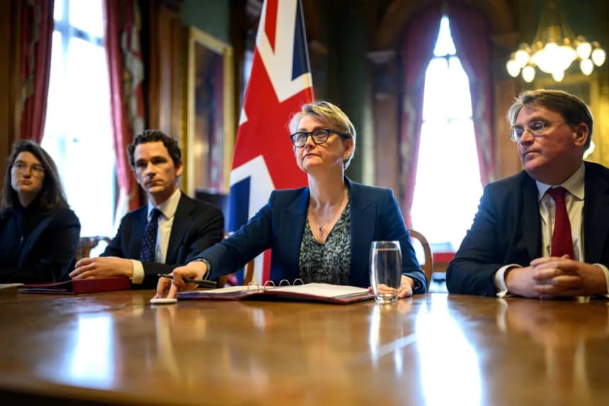 La ministra de Asuntos Exteriores británica, Yvette Cooper (2.° por la derecha), interviene durante una cumbre virtual en el Ministerio de Asuntos Exteriores y de la Commonwealth en Londres, Inglaterra, el 2 de abril de 2026. (Leon Neal/Reuters)
