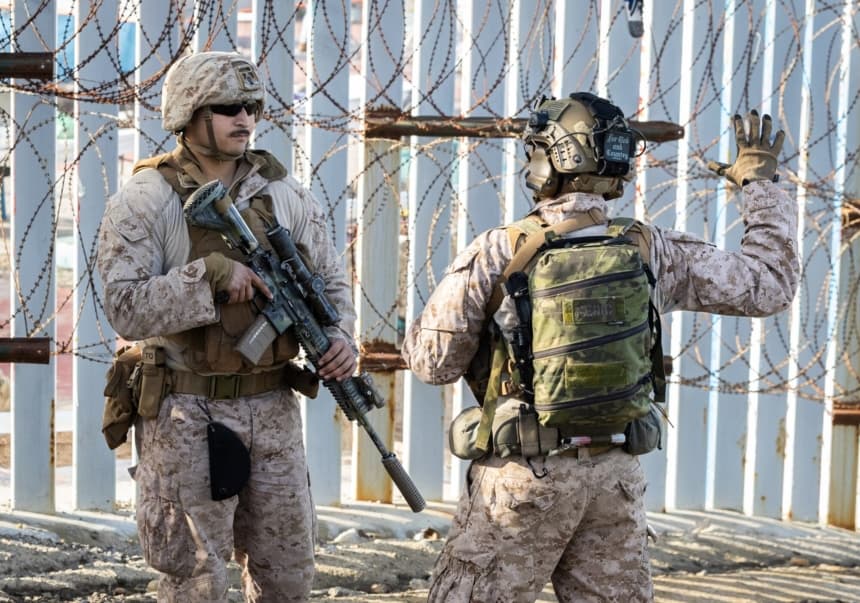 Hombres del Cuerpo de Marines de Estados Unidos (USMC) patrullan la frontera entre EE. UU. y México cerca de San Diego, el 20 de enero de 2026. (John Fredricks/The Epoch Times)