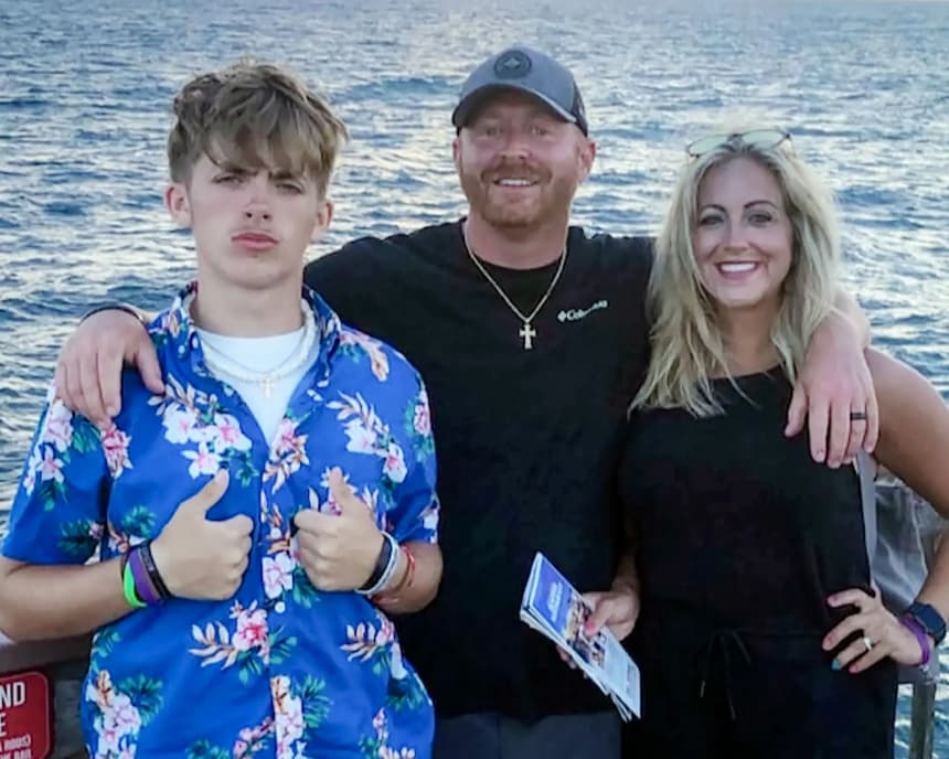 (De izquierda a derecha) Bryce Tate posa con sus padres, Adam y Amanda Tate, en esta foto familiar sin fecha. Bryce se quitó la vida en noviembre de 2025 tras un intercambio de varias horas con un depredador. (Cortesía de Adam Tate)