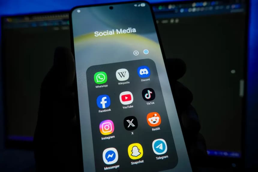 En esta ilustración fotográfica del 18 de octubre de 2025 se ven los iconos de aplicaciones de redes sociales en la pantalla de un smartphone. Se han presentado varias demandas contra empresas de redes sociales. (Oleksii Pydsosonnii/The Epoch Times)